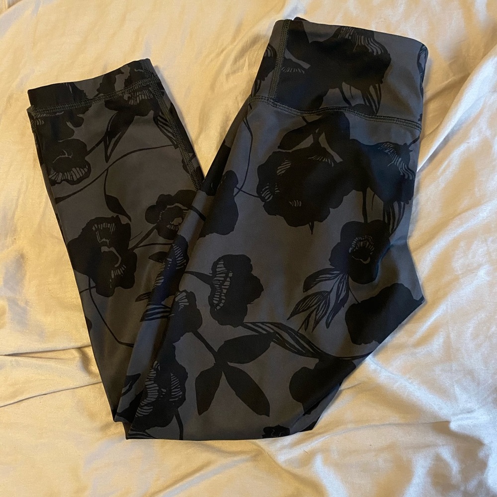 Super cute floral lulu crops!